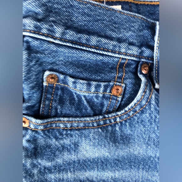 Women’s Levi’s Cut Off Shorts - Picture 4 of 9